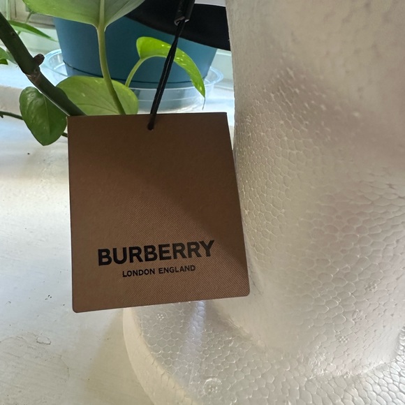 Authentic Burberry reversible bucket hat new with tag - Picture 3 of 4